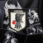 camiseta-japon-version-Saint-Seiya-2023-2024-escudo camiseta-japon-version-Saint-Seiya-2023-2024-escudo
