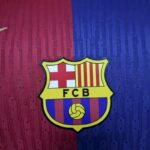 camiseta-version-jugador-fc-barcelona-primera-equipacion-2-colplay-2024-2025-escudo