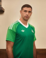 Camiseta-argentina-aniversario-estilo-retro-50-años-2024-2025-lateral