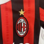 Conjunto Niño AC Milán Primera Equipacion 2024-2025 logo Conjunto Niño AC Milán Primera Equipacion 2024-2025 logo