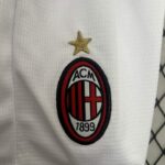 Conjunto Niño AC Milán Primera Equipacion 2024-2025 logo pantalon corto Conjunto Niño AC Milán Primera Equipacion 2024-2025 logo pantalon corto