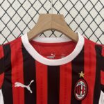 Conjunto Niño AC Milán Primera Equipacion 2024-2025 pecho