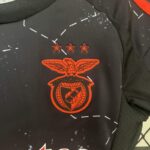 Conjunto Niño Benfica Segunda Equipacion 2024-2025 logo camiseta Conjunto Niño Benfica Segunda Equipacion 2024-2025 logo camiseta