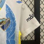 Conjunto Niño Málaga Primera Equipacion 2024-2025 puño