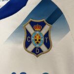 Conjunto Niño Tenerife Primera Equipación 2024-2025 logo Conjunto Niño Tenerife Primera Equipación 2024-2025 logo
