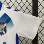 Conjunto Niño Tenerife Primera Equipación 2024-2025 puño Conjunto Niño Tenerife Primera Equipación 2024-2025 puño