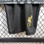 conjunto-niño-liverpool-black-edicion-limitada-2024-2025-pantalon-escudo
