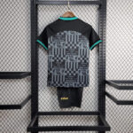 conjunto-niño-liverpool-black-edicion-limitada-2024-2025-parte-trasera conjunto-niño-liverpool-black-edicion-limitada-2024-2025-parte-trasera