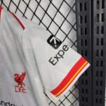 conjunto-niño-liverpool-tercera-equipacion-2024-2025-puño-izquierdo conjunto-niño-liverpool-tercera-equipacion-2024-2025-puño-izquierdo
