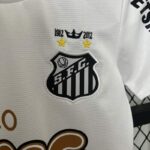 conjunto-niño-santos-primera-equipacion-2011-2012-escudo conjunto-niño-santos-primera-equipacion-2011-2012-escudo