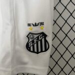 conjunto-niño-santos-primera-equipacion-2011-2012-escudo-pantalon