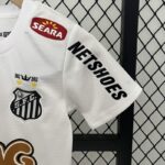 conjunto-niño-santos-primera-equipacion-2011-2012-puño-izquierdo conjunto-niño-santos-primera-equipacion-2011-2012-puño-izquierdo