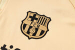 Chandal con Capucha FC Barcelona Crema 2024-2025 escudo