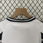 Conjunto Juventus primera equipacion 2024-2025 cuello anterior