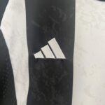 Conjunto Juventus primera equipacion 2024-2025 logo