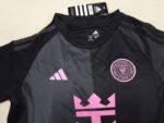 Conjunto Niño Inter Miami Segunda Equipacion 2025-2026 cuello Conjunto Niño Inter Miami Segunda Equipacion 2025-2026 cuello