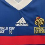 Conjunto retro niño Francia primera equipacion 1998 logo