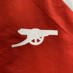 Cortavientos Arsenal Rojo 2024-2025 logo