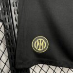 Pantalón Corto Inter de Milan Primera Equipación 2024-2025 logo Pantalón Corto Inter de Milan Primera Equipación 2024-2025 logo