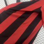 Camiseta AC Milan Edición conmemorativa del 125 aniversario lateral Camiseta AC Milan Edición conmemorativa del 125 aniversario lateral