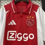 Camiseta Ajax primera equipacion 2024-2025 frontal. Camiseta Ajax primera equipacion 2024-2025 frontal.