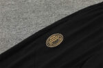 Chandal AC Milan Rojo 2024-2025 escudo Chandal AC Milan Rojo 2024-2025 escudo