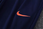 Chandal FC Barcelona Azul 2024-2025 logo abajo.