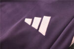 Chandal de Entrenamiento Arsenal Purpura 2024-2025 logo Chandal de Entrenamiento Arsenal Purpura 2024-2025 logo