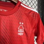 conjunto-niño-Nottingham-Forest-primera-equipacion-2024-2025-pecho conjunto-niño-Nottingham-Forest-primera-equipacion-2024-2025-pecho