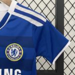 conjunto-niño-chelsea-primera-equipacion-retro-2012-puño-izquierdo conjunto-niño-chelsea-primera-equipacion-retro-2012-puño-izquierdo