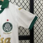 conjunto-niño-palmeiras-segunda-equipacion-2024-2025-puño-izquierdo conjunto-niño-palmeiras-segunda-equipacion-2024-2025-puño-izquierdo