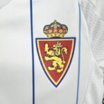 conjunto-niño-primera-equipacion-real-zaragoza-2024-2025-escudo conjunto-niño-primera-equipacion-real-zaragoza-2024-2025-escudo