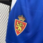 conjunto-niño-primera-equipacion-real-zaragoza-2024-2025-escudo-pantalon conjunto-niño-primera-equipacion-real-zaragoza-2024-2025-escudo-pantalon
