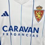 conjunto-niño-primera-equipacion-real-zaragoza-2024-2025-pecho conjunto-niño-primera-equipacion-real-zaragoza-2024-2025-pecho