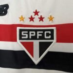 conjunto-niño-sao-paulo-primera-equipacion-2024-2025-escudo