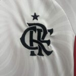 conjunto-niño-segunda-equipacion-flamengo-2024-2025-escudo