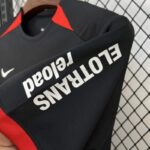 camiseta-Eintracht-Frankfurt-segunda-equipacion-2024-2025-puño