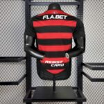 camiseta-flamengo-primera-equipacion-version-jugador-2025-2026-parte-trasera-2 camiseta-flamengo-primera-equipacion-version-jugador-2025-2026-parte-trasera-2