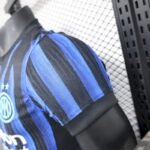 camiseta-inter-de-milan-primera-equipacion-version-jugador-2025-2026-puño-izquierdo camiseta-inter-de-milan-primera-equipacion-version-jugador-2025-2026-puño-izquierdo