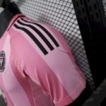 camiseta-inter-miami-primera-equipacion-version-jugador-2025-2026-hombro
