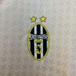camiseta-juventus-tercera-equipacion-retro-2003-2004-escudo