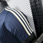 camiseta-juventus-terrace-icons-version-jugador-2025-2026-puño-izquierdo
