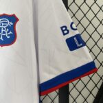 camiseta-rangers-segunda-equipacion-2024-2025-puño-izquierdo camiseta-rangers-segunda-equipacion-2024-2025-puño-izquierdo