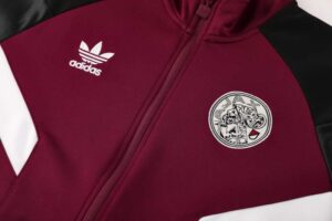 conjunto-chandal-ajax-2024-2025-pecho