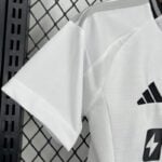 conjunto-niño-colo-colo-primera-equipacion-2025-2026-puño-derecho