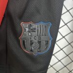 conjunto-niño-fc-barcelona-segunda-equipacion-2024-2025-escudo-pantalon-corto