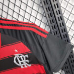 conjunto-niño-flamengo-primera-equipacion-2025-2026-puño-izquierdo conjunto-niño-flamengo-primera-equipacion-2025-2026-puño-izquierdo