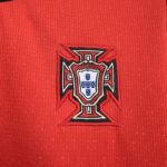 conjunto-niño-portugal-primera-equipacion-2025-2026-escudo