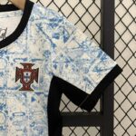 conjunto-niño-portugal-segunda-equipacion-2024-puño-izquierdo