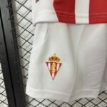 conjunto-niño-sporting-gijon-primera-equipacion-2024-2025-escudo conjunto-niño-sporting-gijon-primera-equipacion-2024-2025-escudo